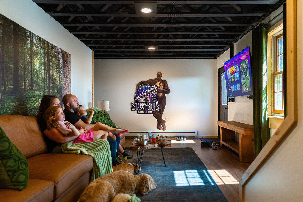 📺 Second living room on the lower level: seating for 6 and a 55" HDTV, so a second family can have their own movie night.