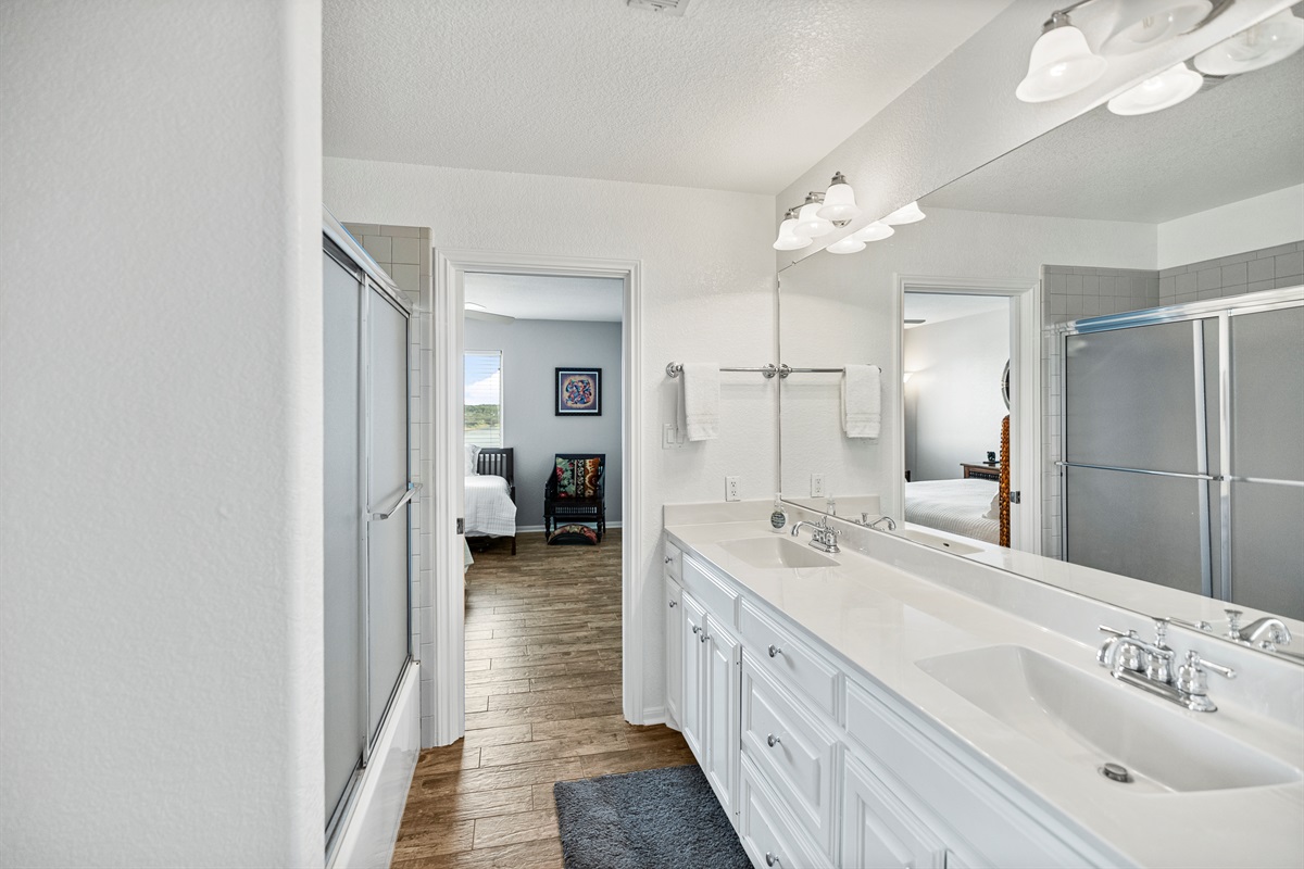 Shared bathroom between the two upstairs queen bedrooms — features dual access for added convenience.