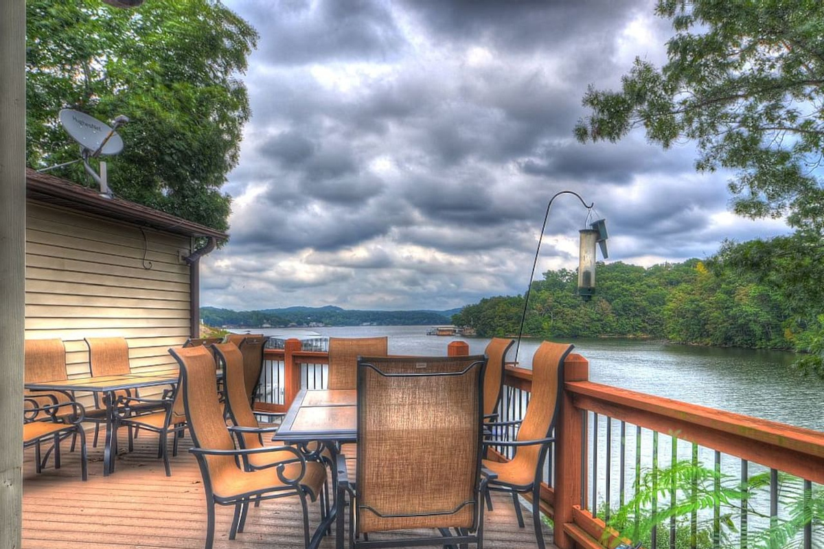 Lake view dining on the deck