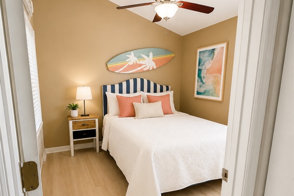 Queen surf room with closet 