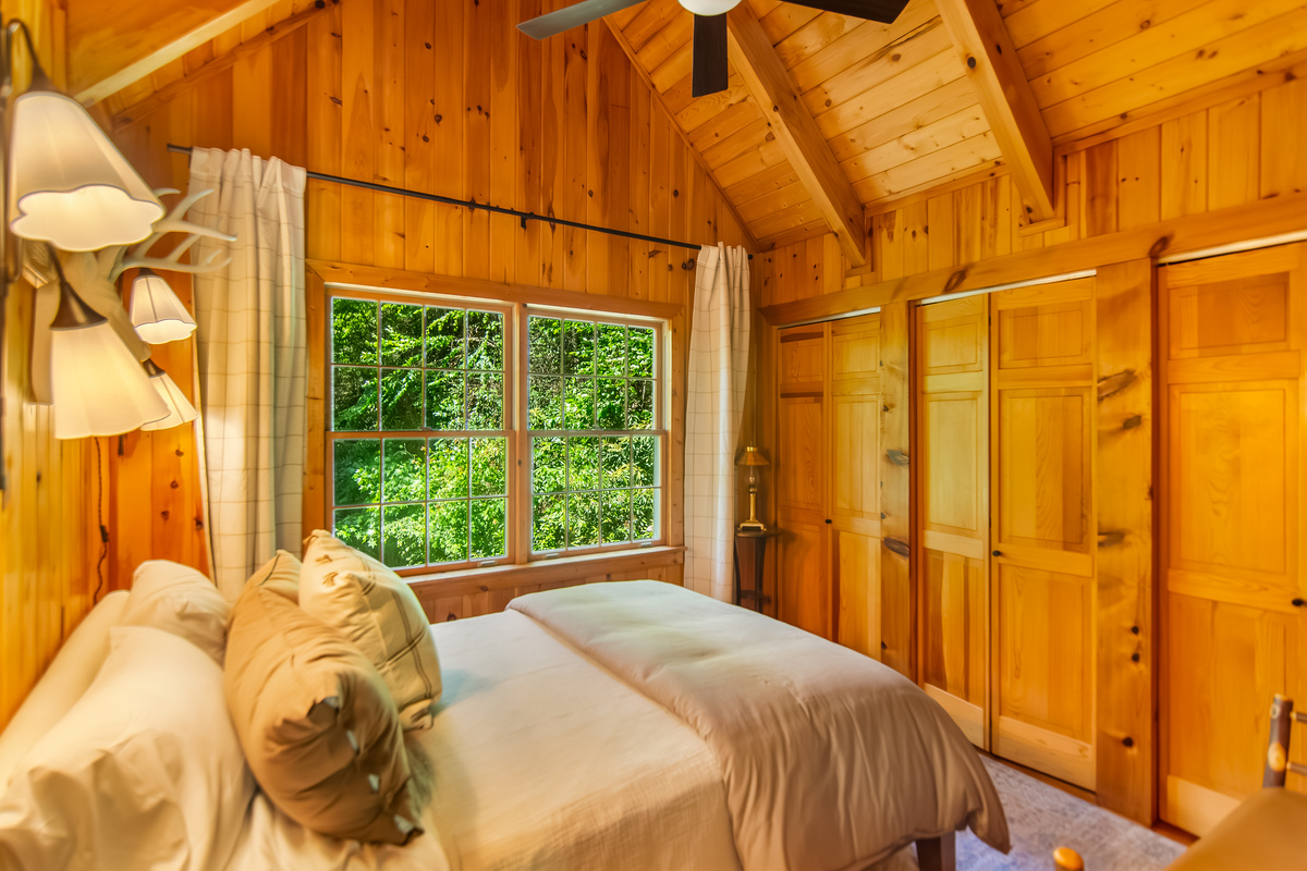 Secondary bedroom- Full size bed 