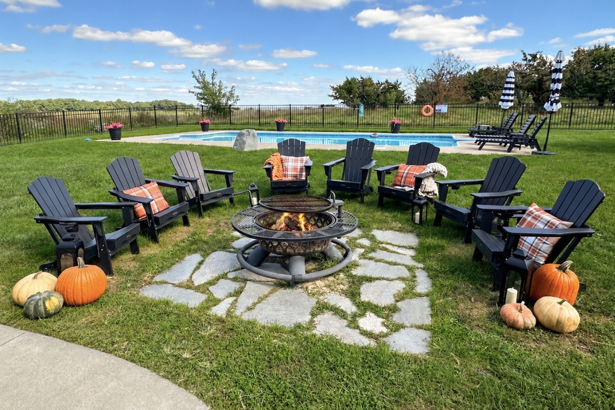 Fall is an amazing time to visit west Michigan! Orchards, wineries, hot tub & relaxing by the fire! (Note:pool closes at the end of September & will reopen in May.)