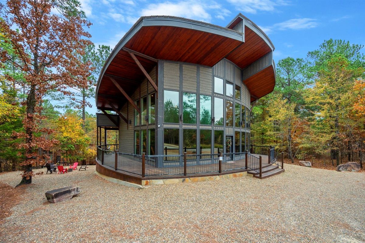 Plenty of space at Round Here Buzz 🌲 Pull right up and park close with room to spare. Head to the side or backyard and kick back with cornhole and evenings around the fire pit. Relax, spread out, and enjoy every moment of your Hochatown getaway 🔥✨ 