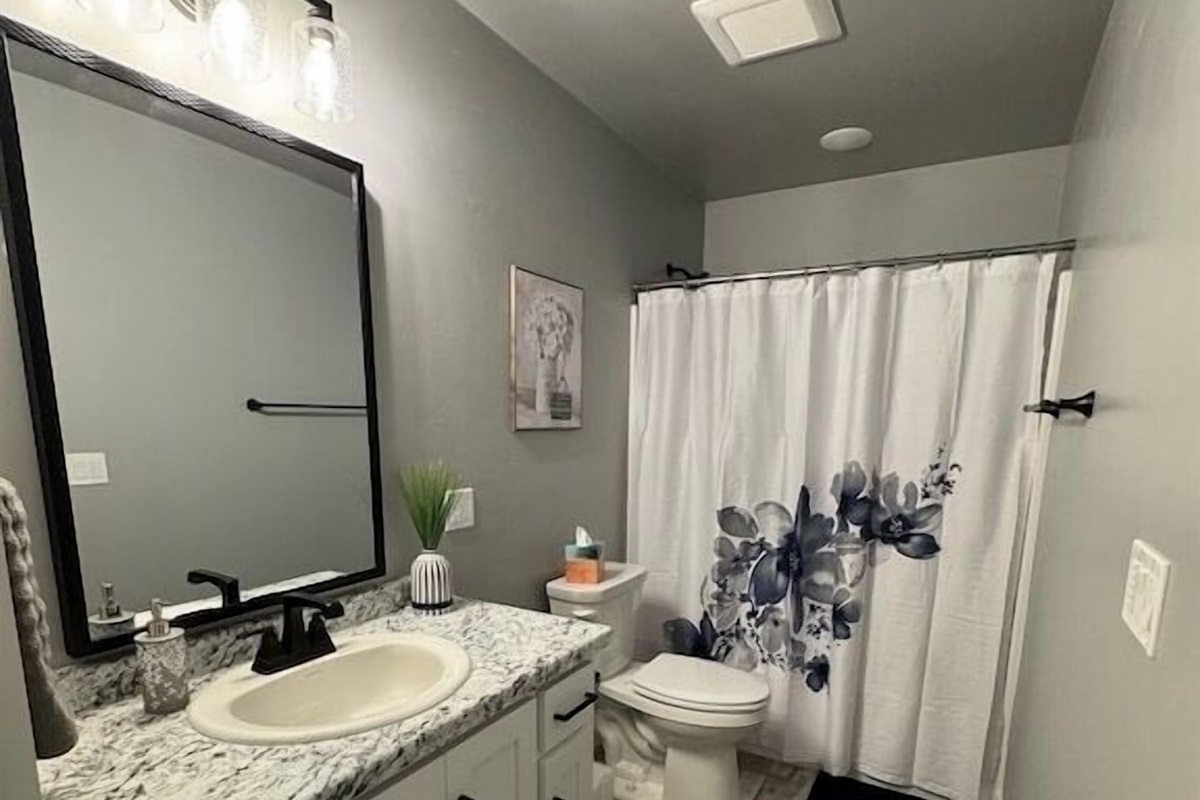 House 3 - bedroom 5/bonus room en-suite bathroom