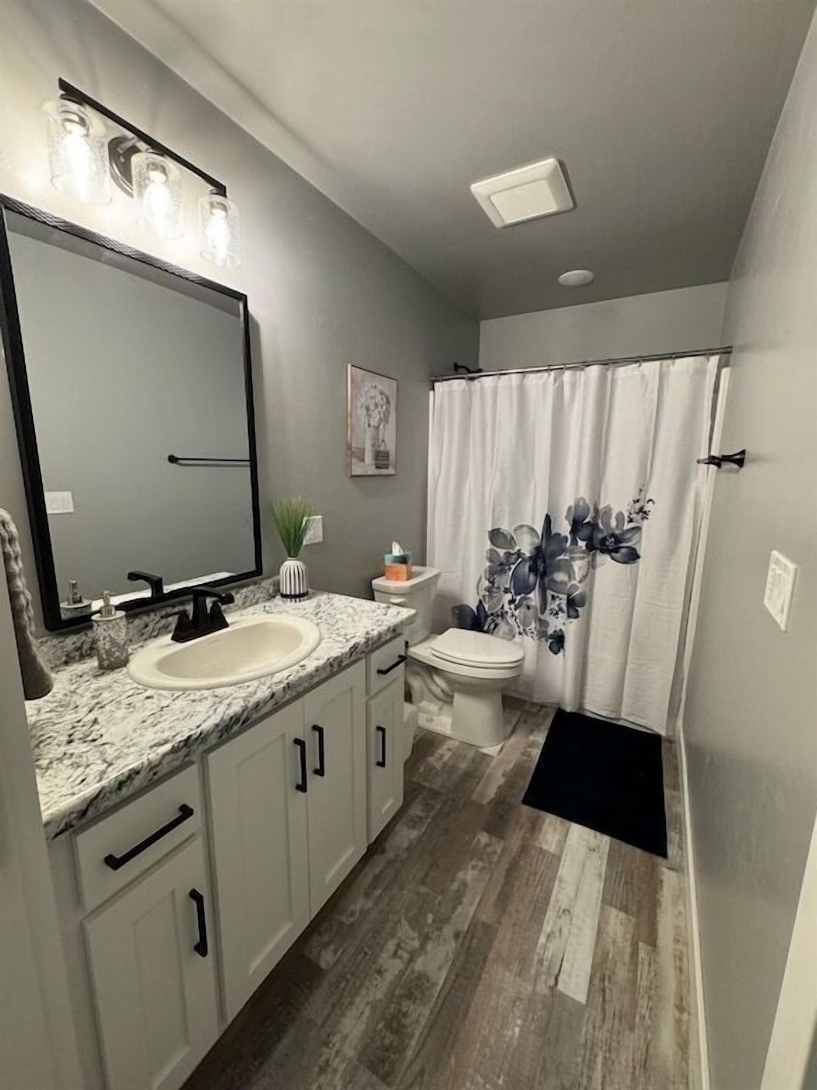 House 3 - bedroom 5/bonus room en-suite bathroom