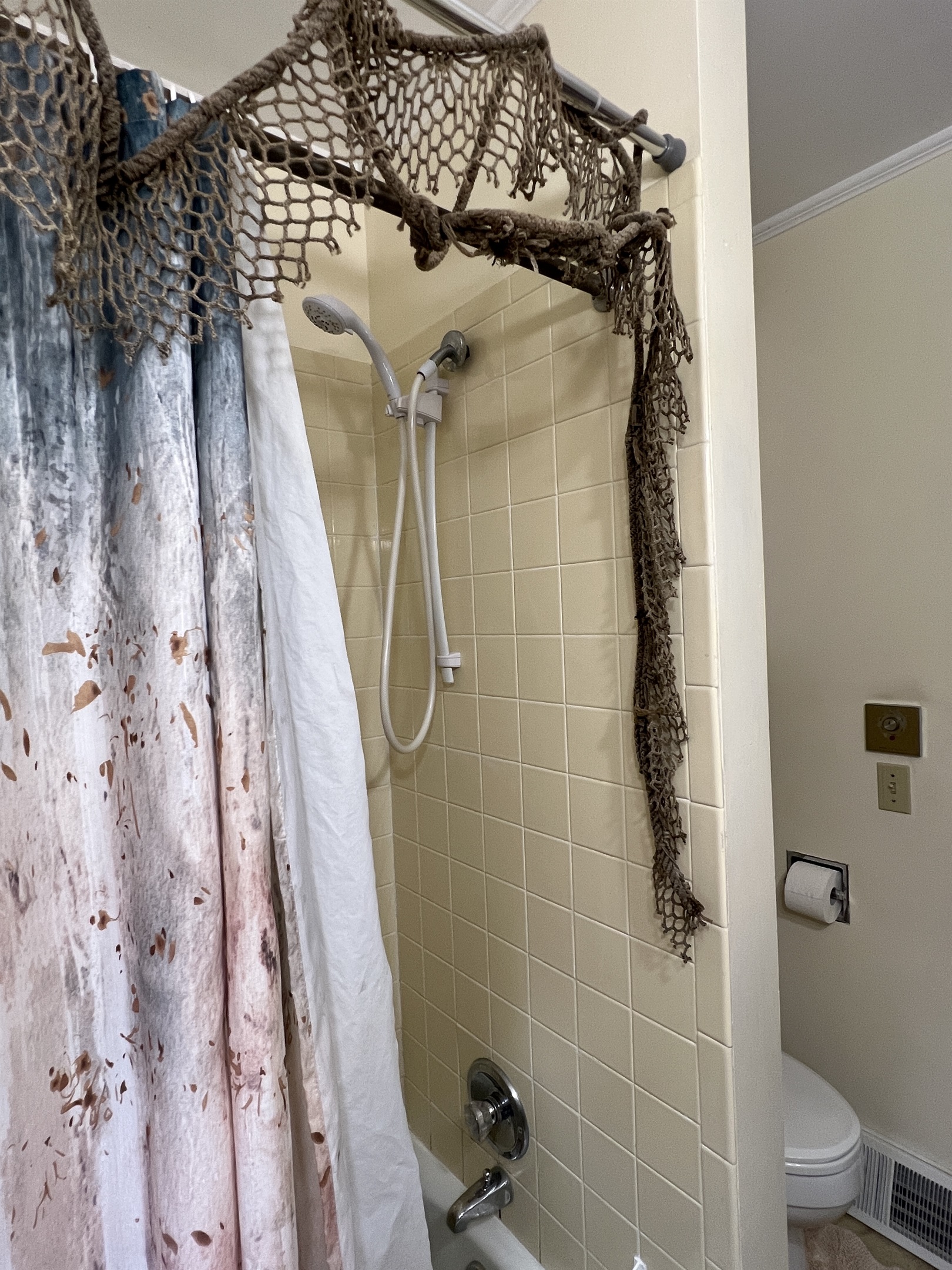 King bedroom ensuite bath w/ tub/shower