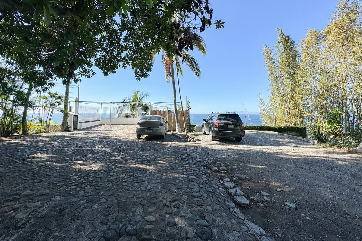 Parking Area/ Estacionamiento