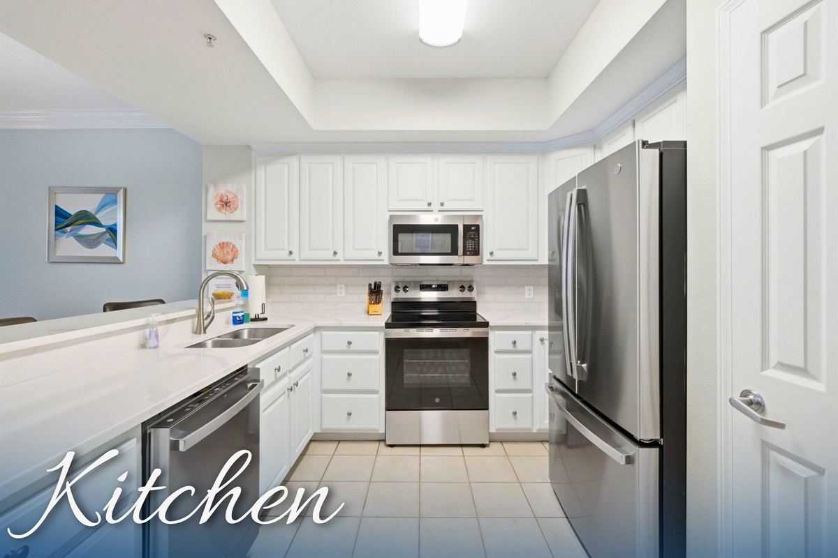 The fully equipped kitchen has everything you need for quick breakfasts, beach snacks, or family dinners.