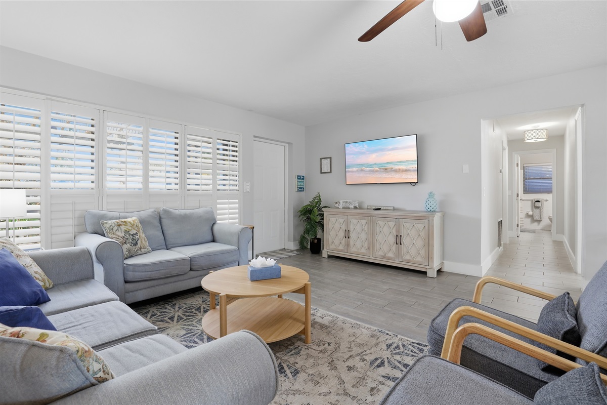 Spacious living room 