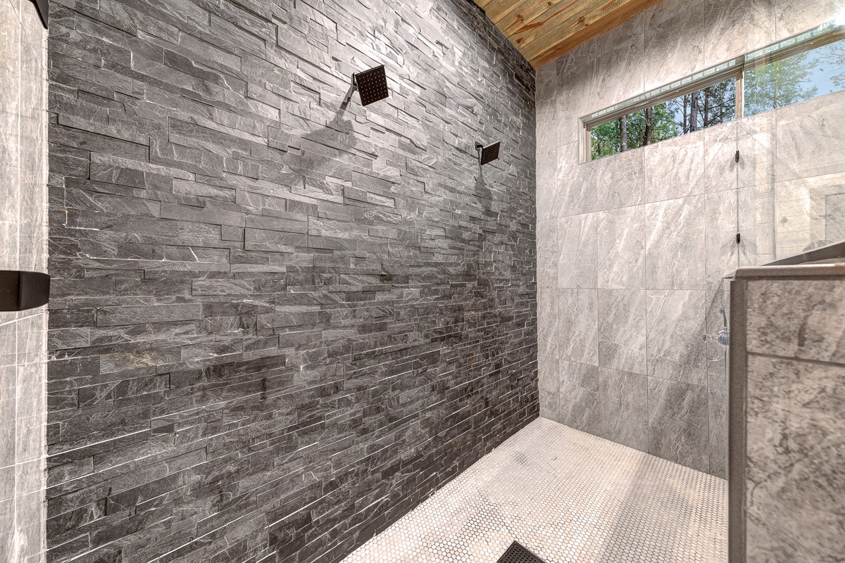 Treat yourself to a spa-like experience in this oversized walk-in shower with dual rain heads and stunning floor-to-ceiling tile. Perfect for relaxing after a day of exploring Broken Bow.