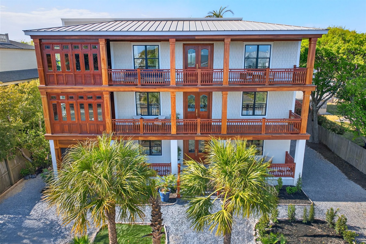 Front of House | Rosewood Retreat | 2605 Palm Blvd, Isle of Palms, SC | IOP Escapes