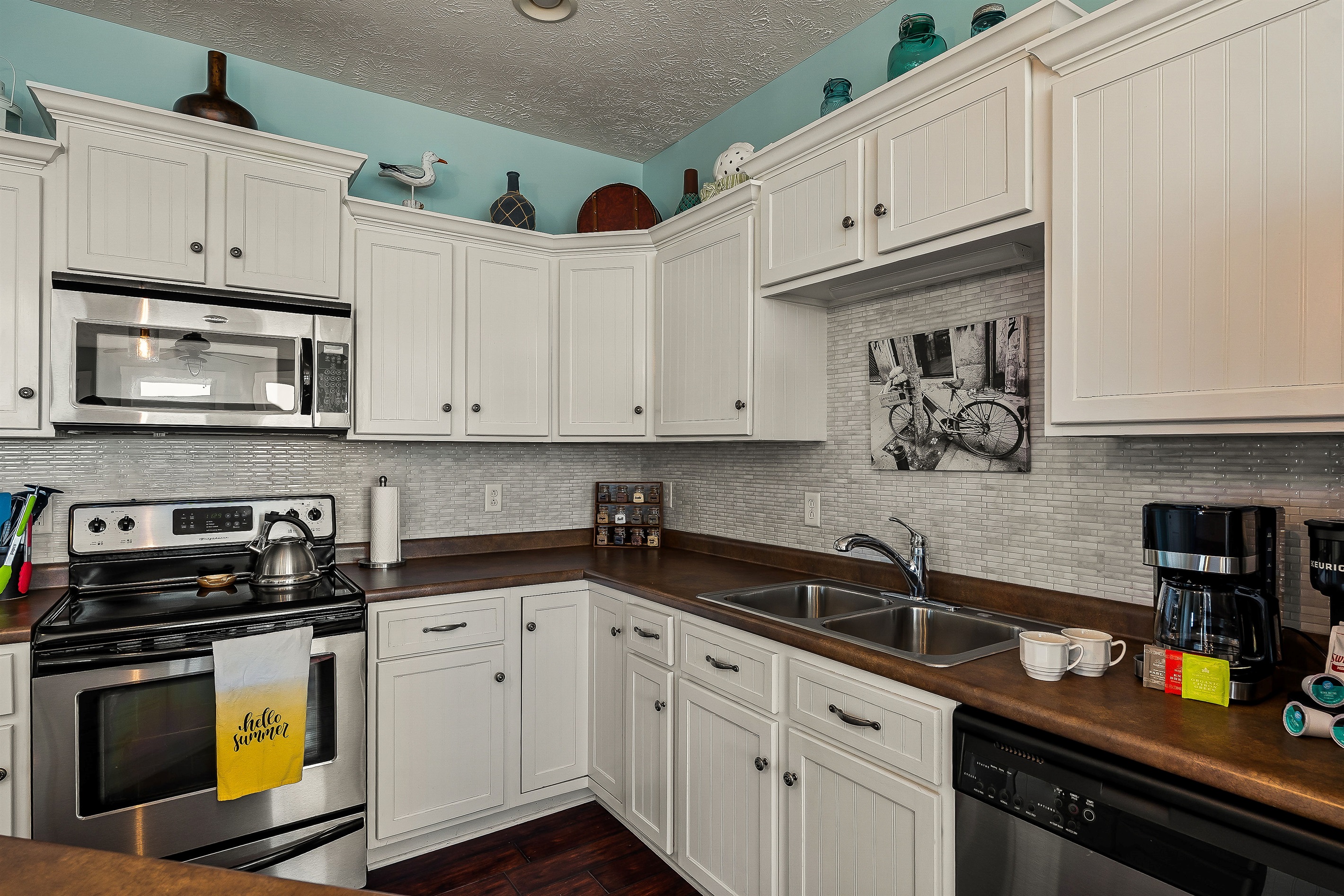 Crock pot, Rice cooker, Lobster pot, Toaster, Chef's knives--Mighty Oak has it all!