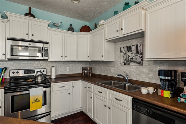 Crock pot, Rice cooker, Lobster pot, Toaster, Chef's knives--Mighty Oak has it all!