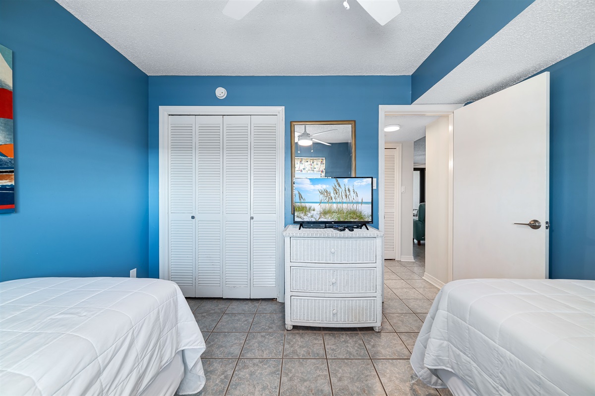 A versatile guest room featuring two twin beds, ideal for families or friends traveling together, with a comfortable and welcoming atmosphere.