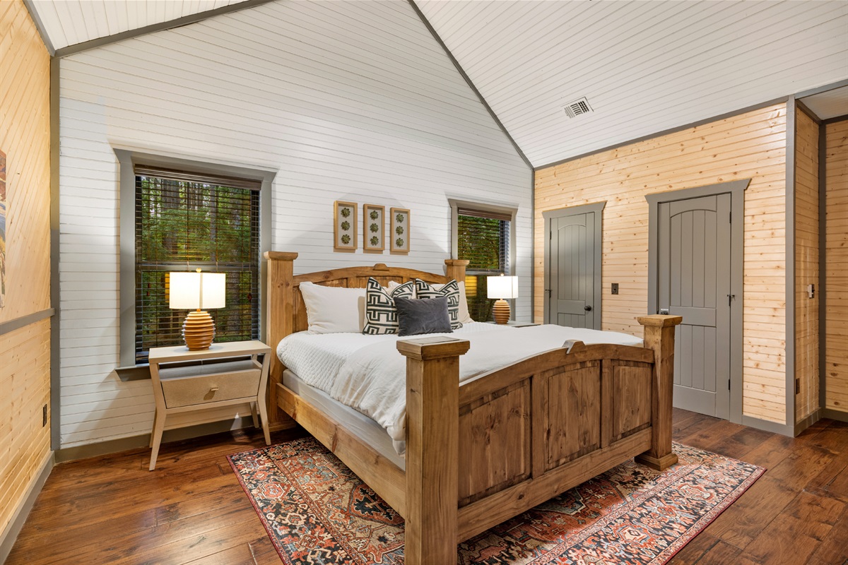 The Acadia King Suite: Tall ceilings, natural light, relax in the tranquil ambiance of this spacious retreat inspired by the majestic Cadillac Mountain.