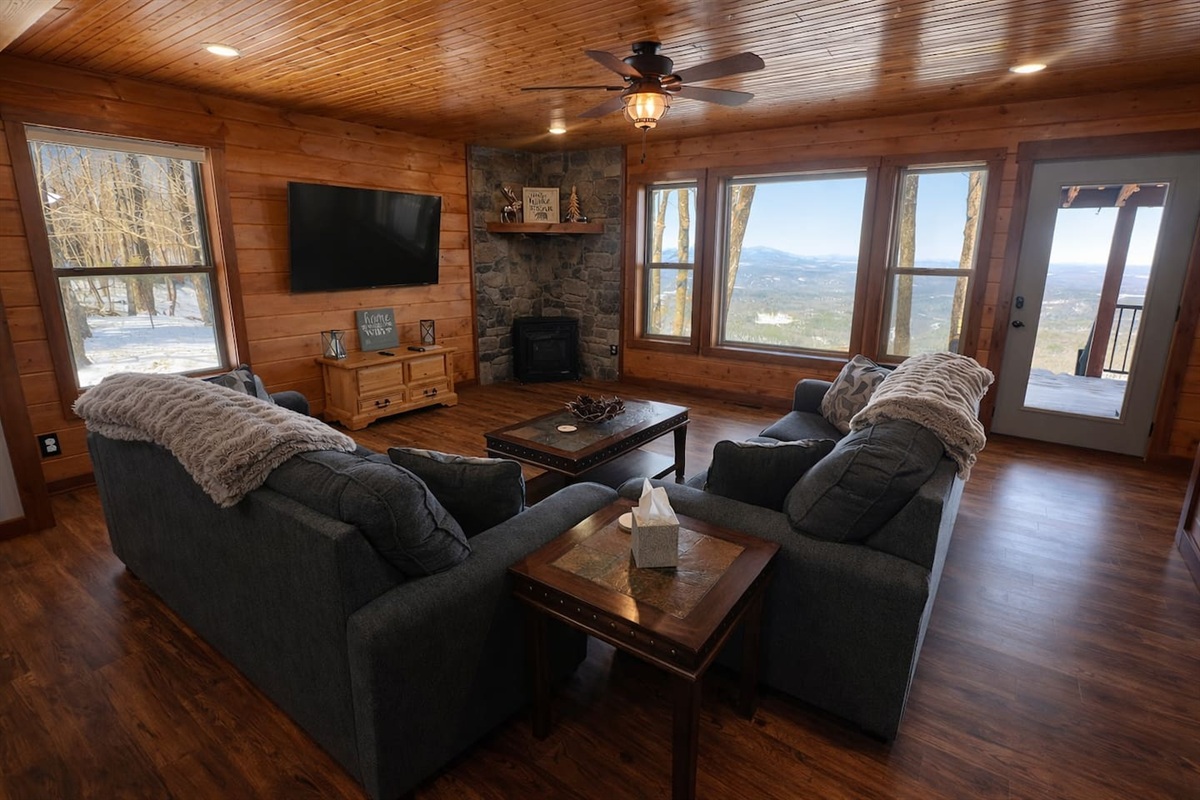 Living room with Smart TV and plenty of space to accommodate your Family and Friends.