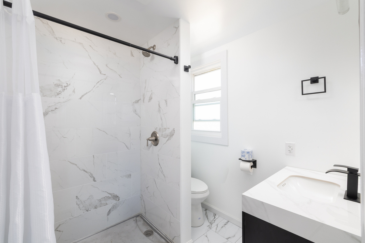 Ensuite Bathroom to Ocean Side Master Bedroom
