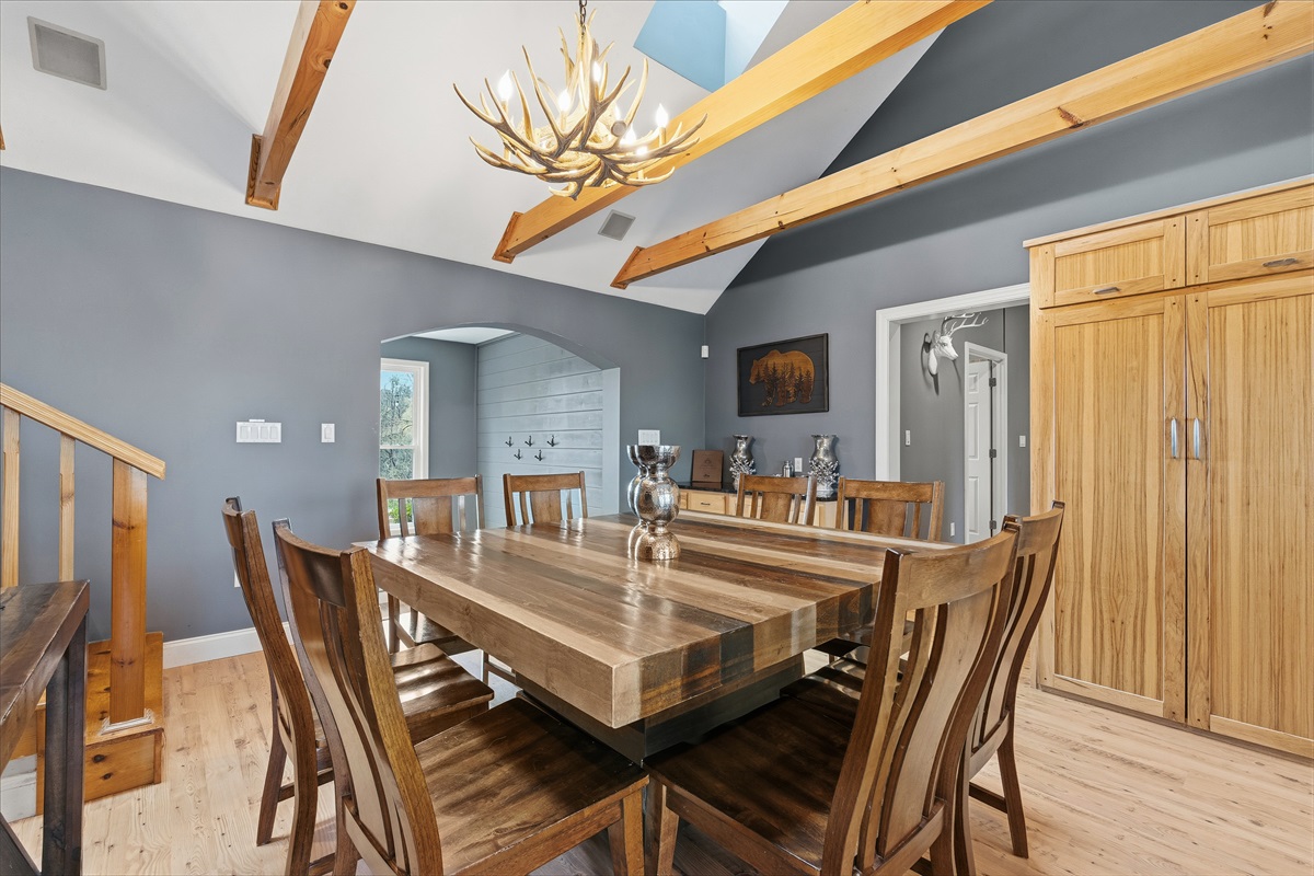 Large dining table with 8 seats (4 more breakfast bar seats available)