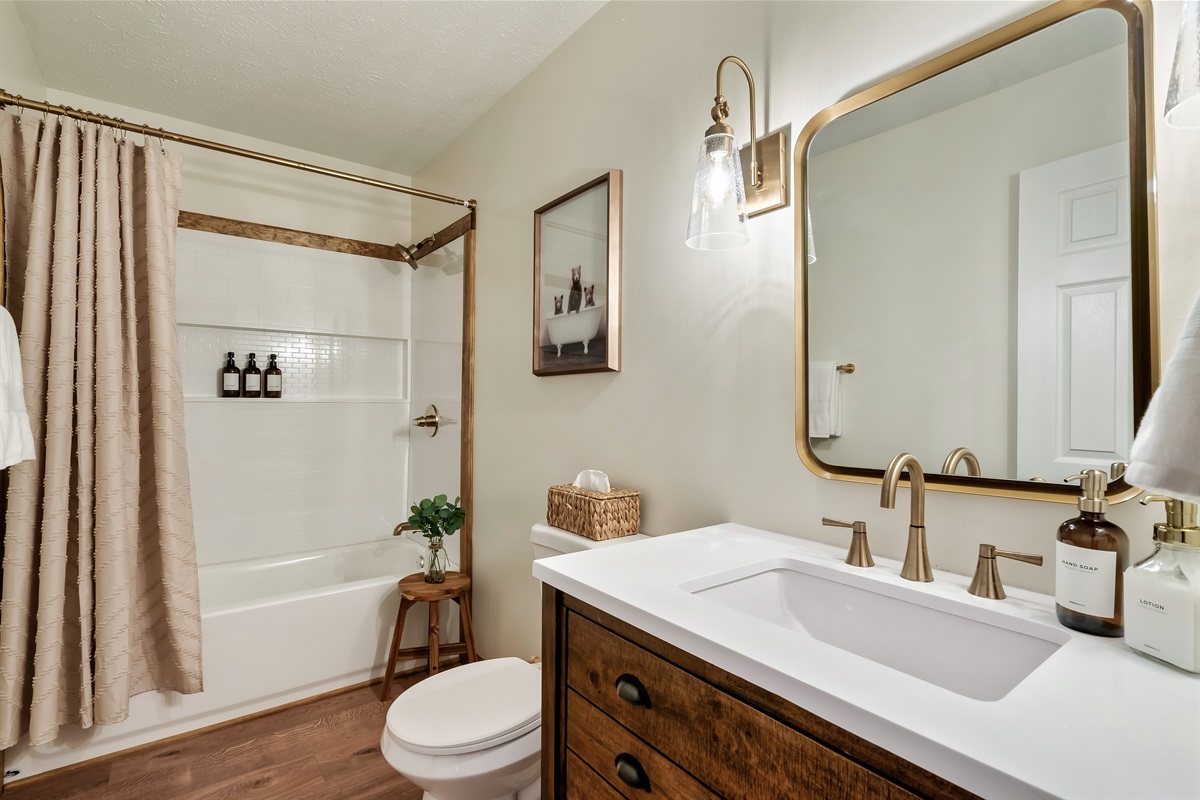 Main floor bath w/a shower and bath tub