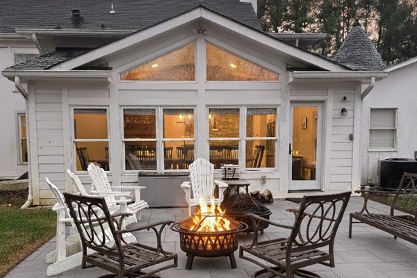 Outdoor Lounge: Gather around the fire pit, perfect for starlit conversations in Delaplane!