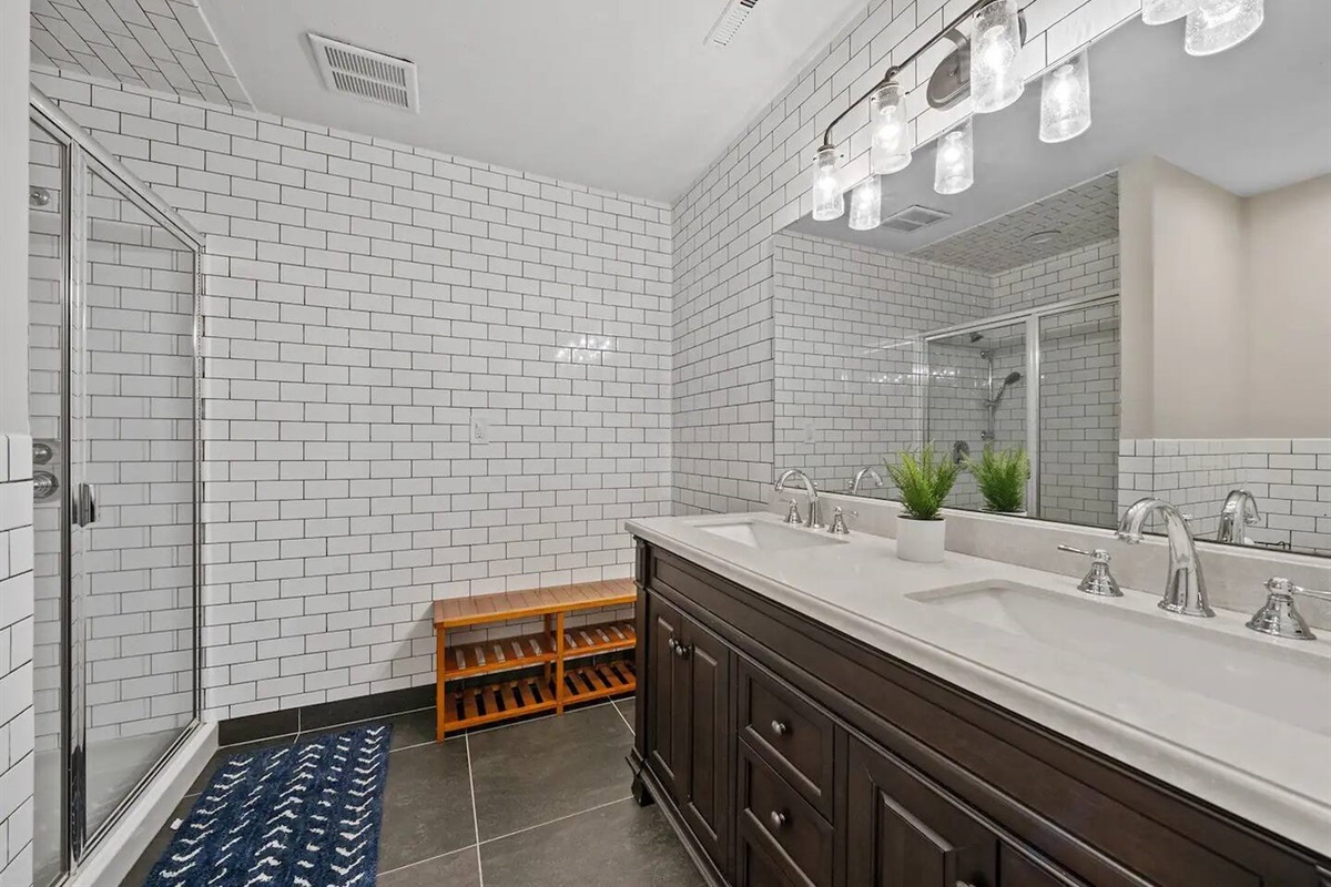 en-suite bathroom for the Cleveland Room