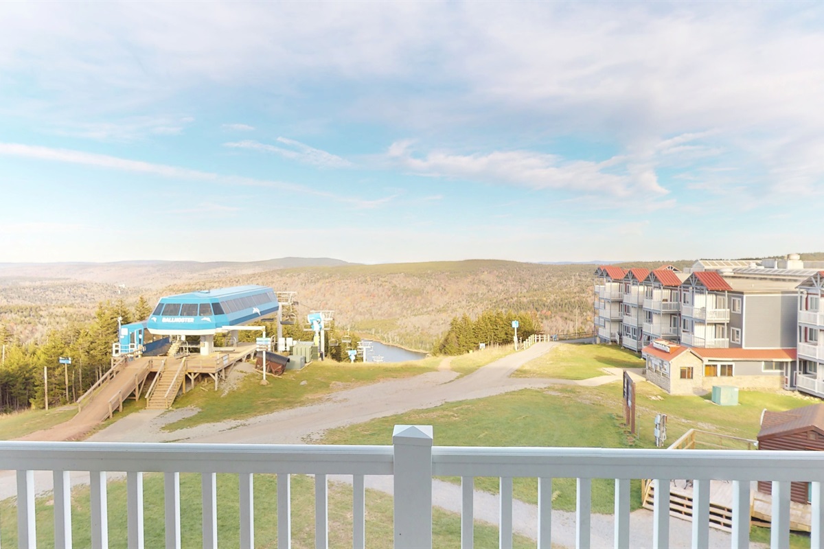 Private balcony with panoramic views of Snowshoe Mountain and Ballhooter lift — a skier’s dream location.