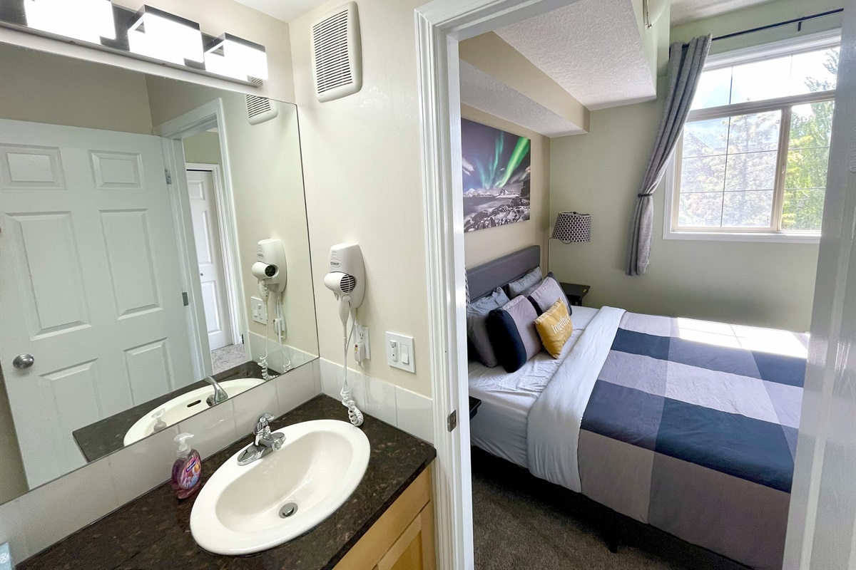 Ensuite bathroom for the master bedroom. Towels, shampoo/conditioner and soap provided. Hair dryer.
