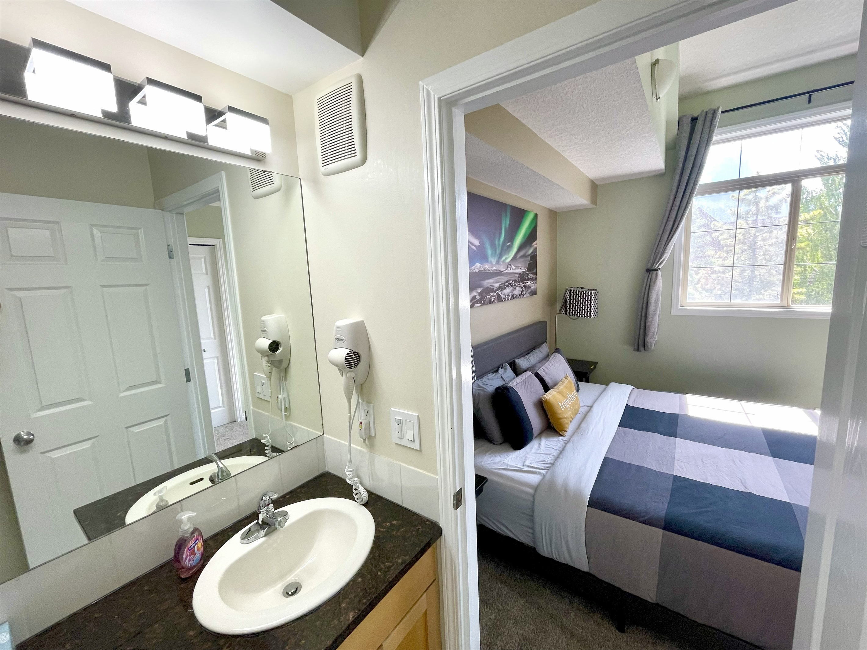 Ensuite bathroom for the master bedroom. Towels, shampoo/conditioner and soap provided. Hair dryer.