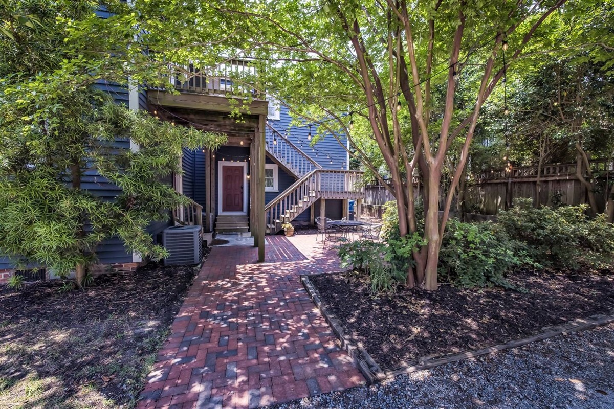 Back Yard coming from the parking. Here you can use the table and enjoy a meal, a coffee or just chill.  We all love this area, especially in the afternoon. 