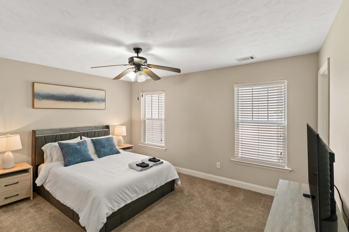 Primary Bedroom - Queen Bed