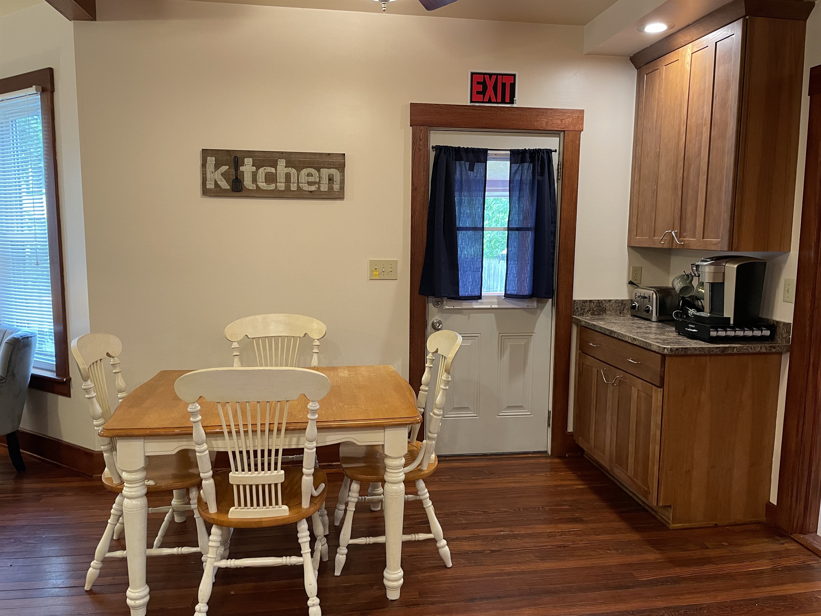 Eat-in kitchen