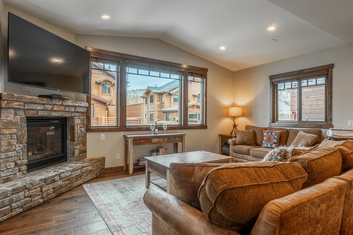 Sunlit mountain views, oversized seating, and a statement fireplace — your Mammoth basecamp for connection and comfort.