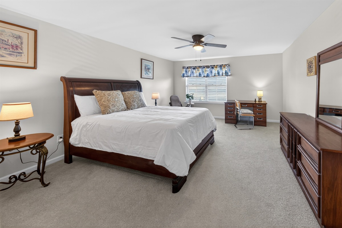 Loft Suite - 2nd Floor (Queen Bed + Private Desk)