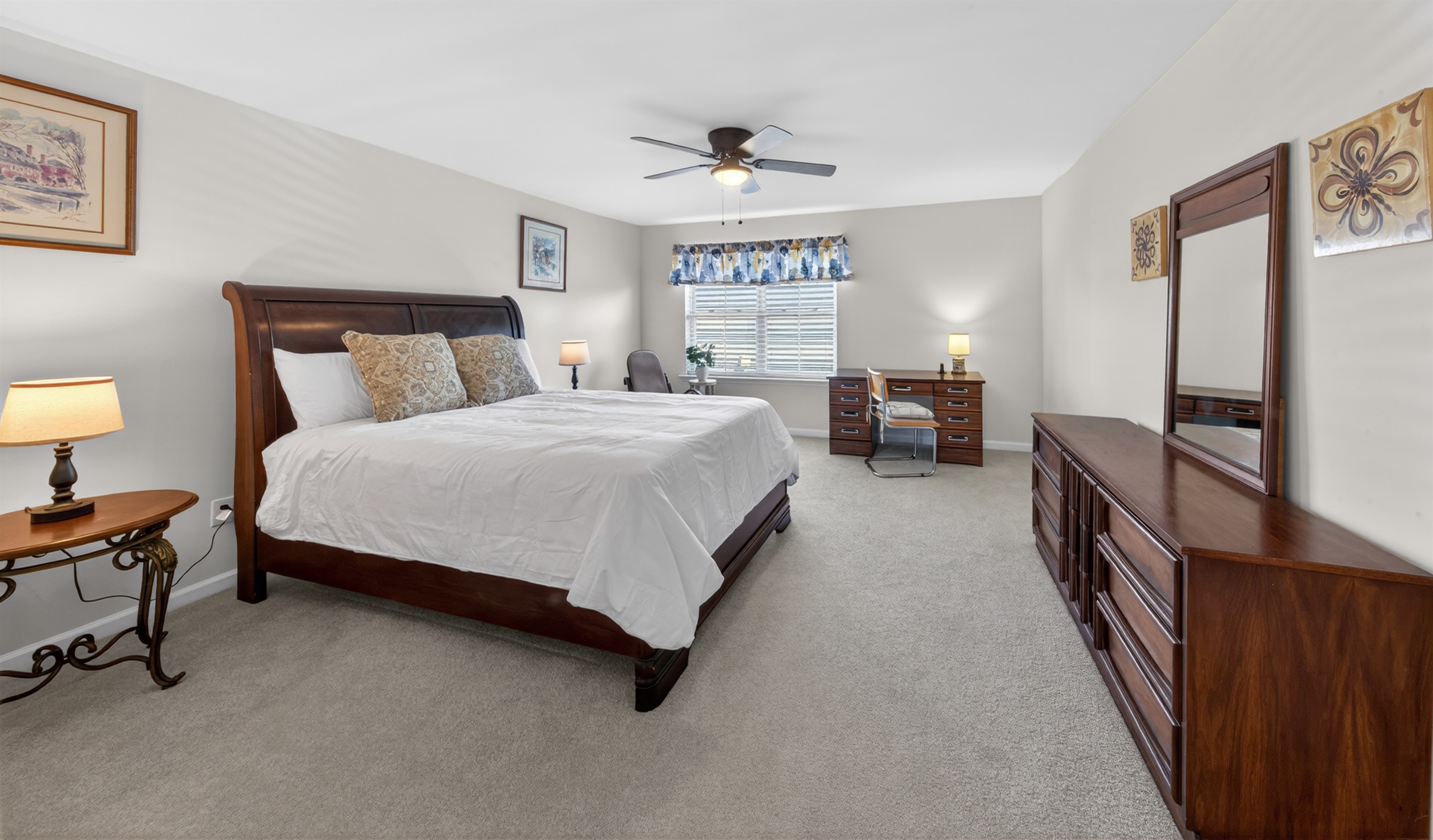 Loft Suite - 2nd Floor (Queen Bed + Private Desk)