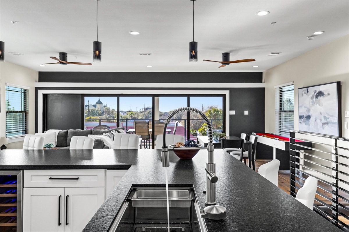 Living Room: Bright interior with chic decor and sweeping views—perfect for relaxation and fun!