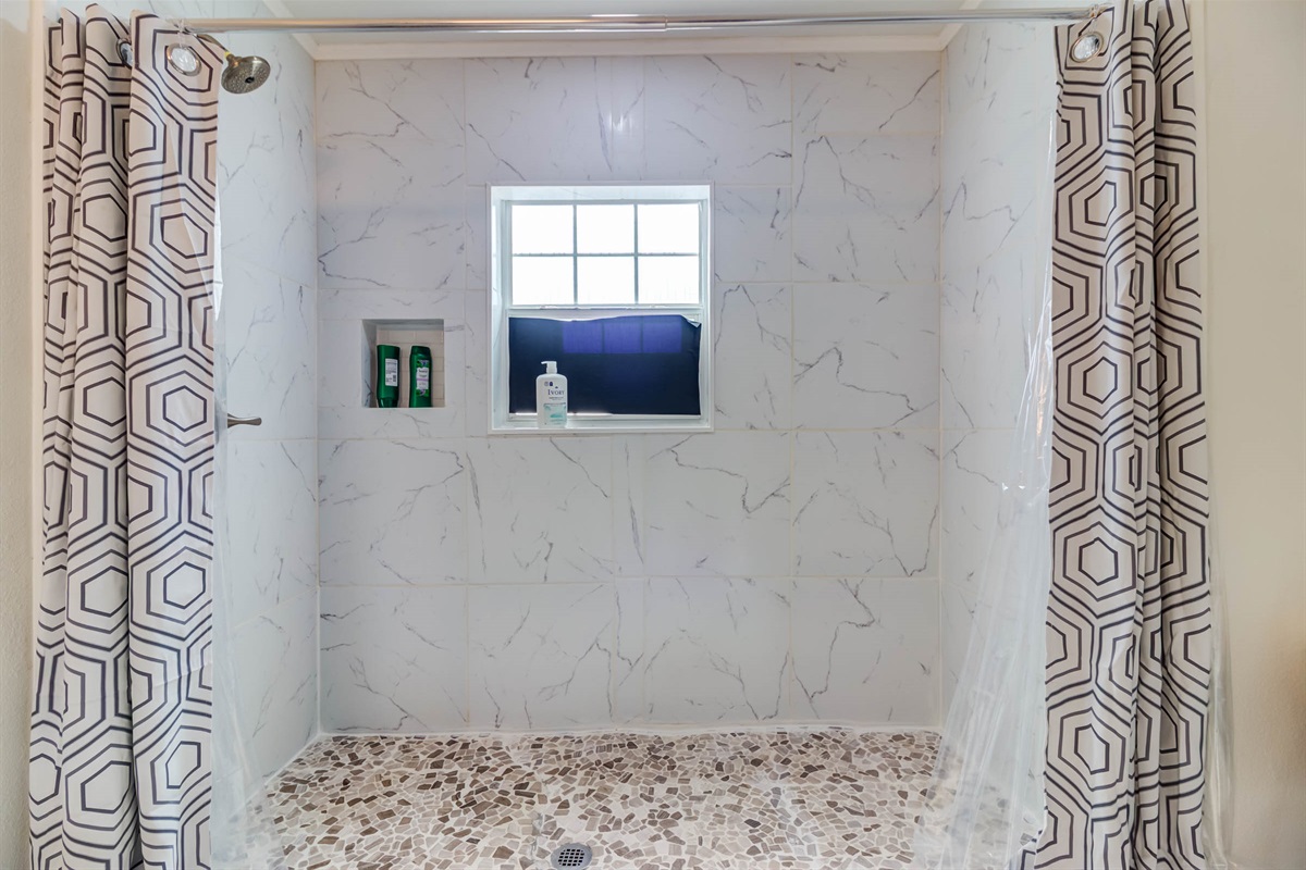 Master bathroom w/ tile shower 