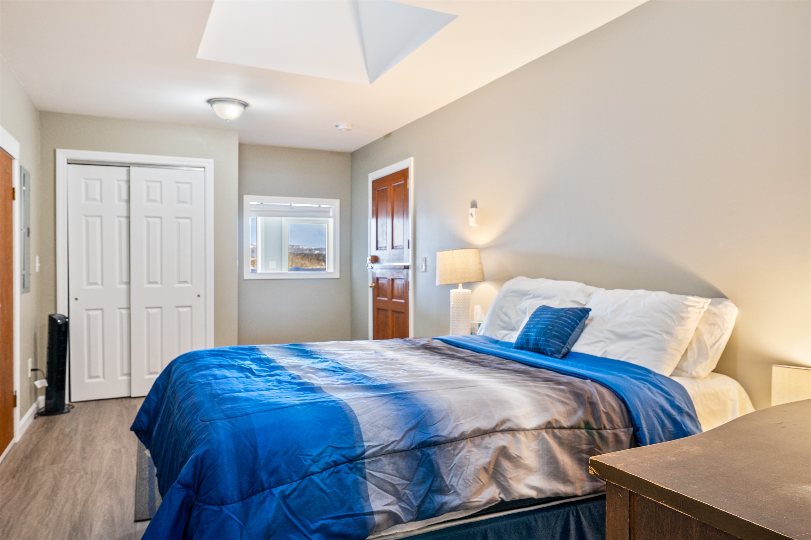 Master Bedroom - Queen