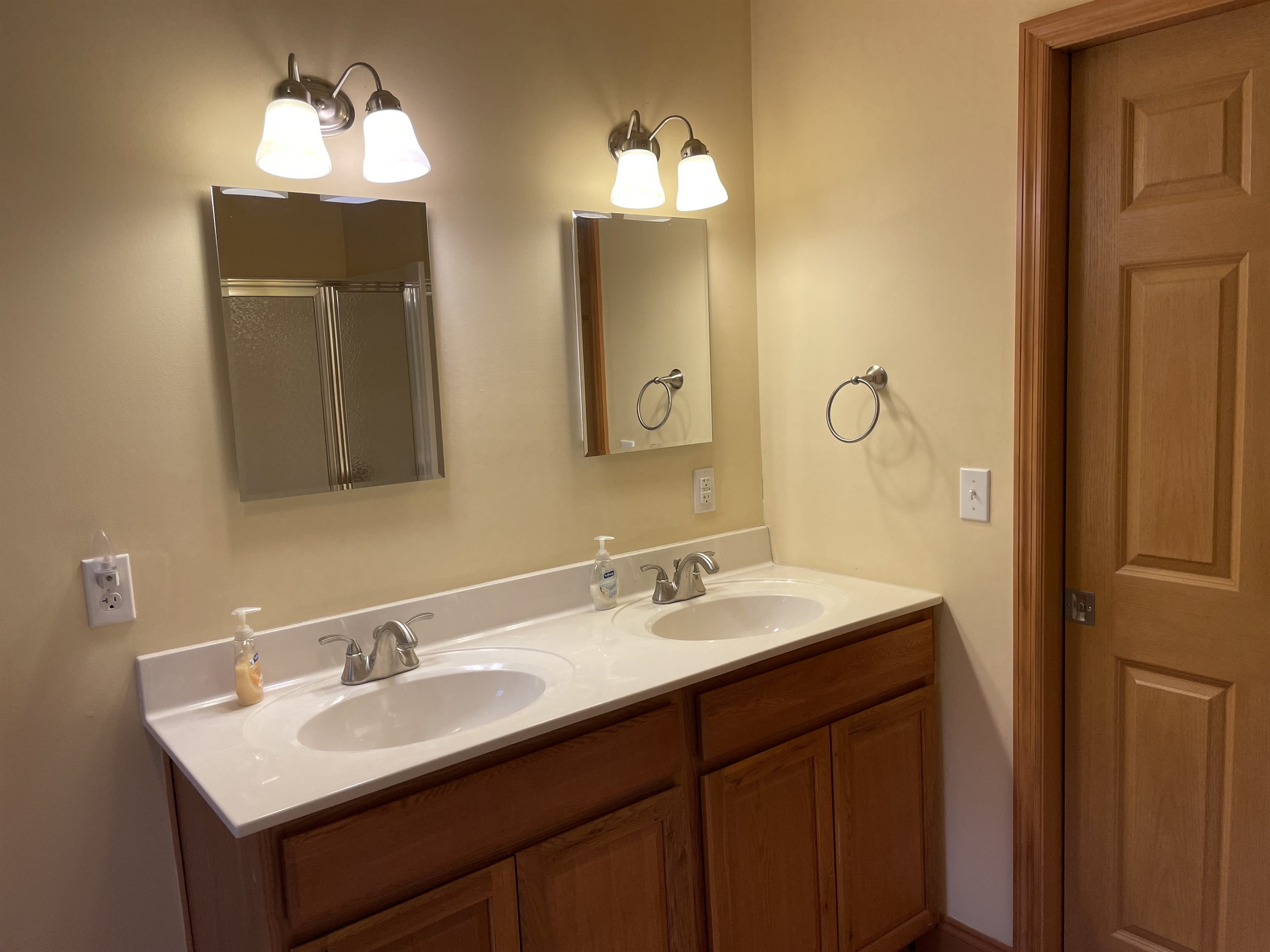Ensuite bath with shower in King room