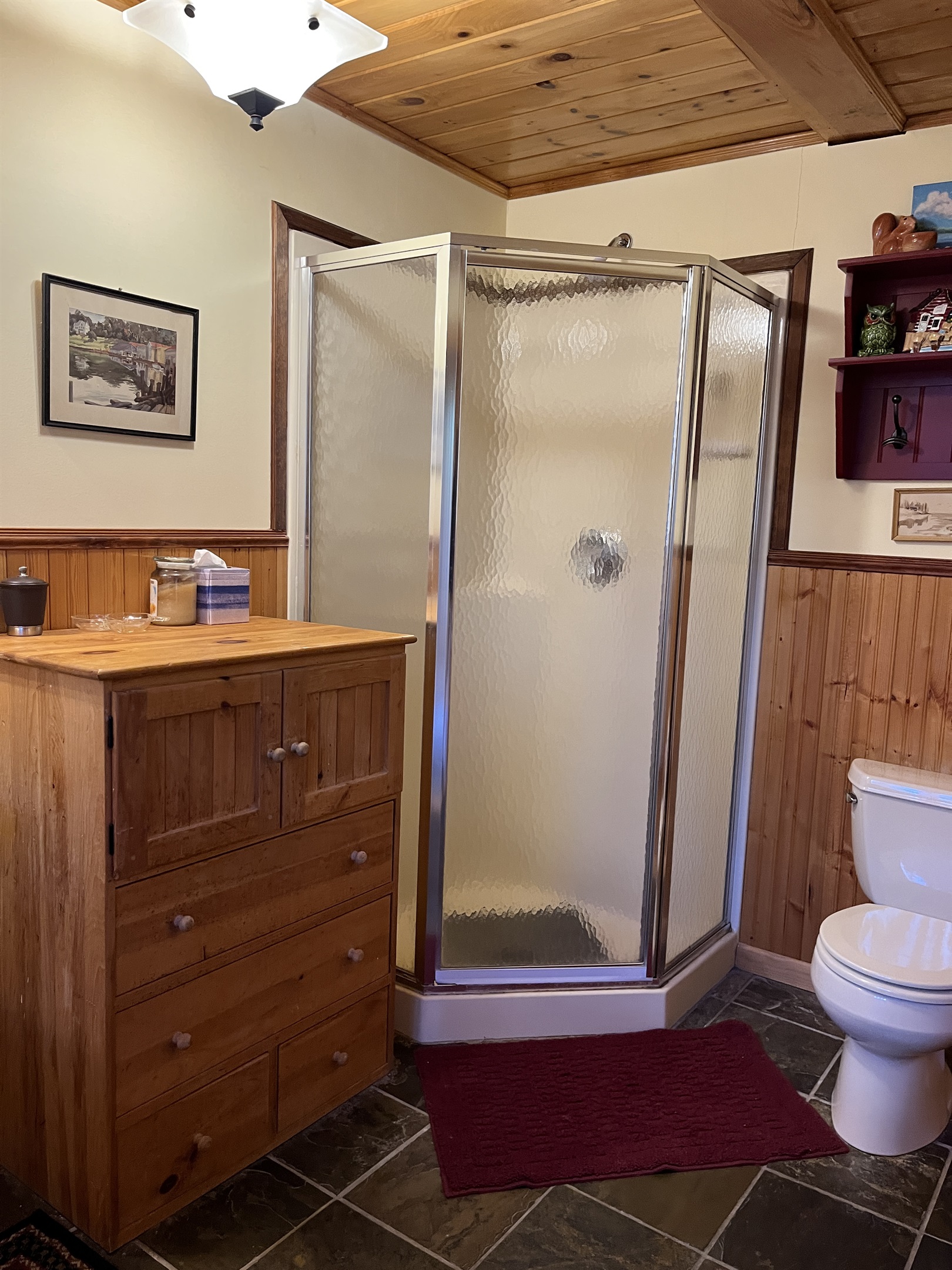Ensuite bath in murphy bedroom