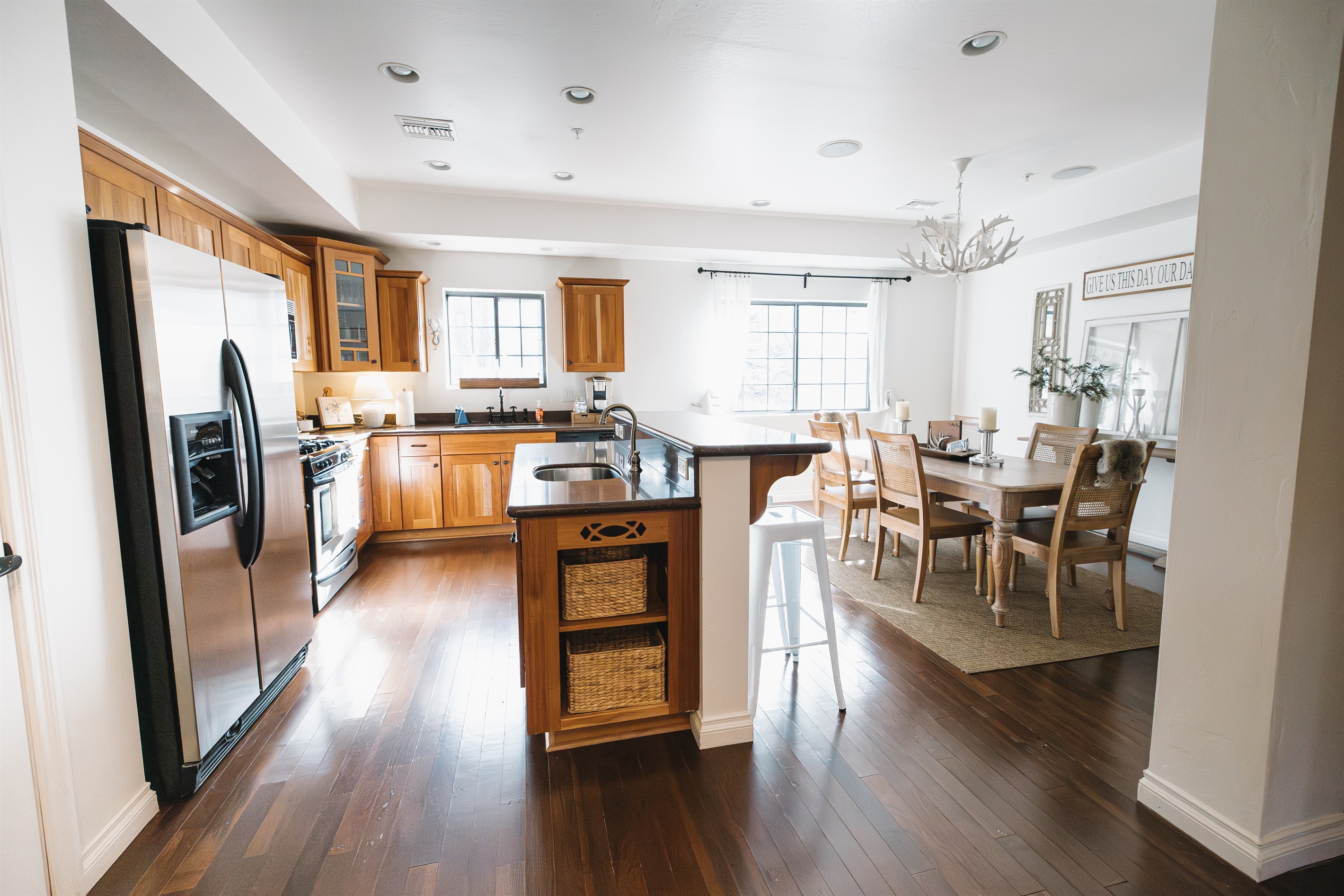Bright open-concept kitchen and dining area with spacious island seating—perfect for family meals, entertaining, and gathering after mountain adventures at Attiwood Ridge.