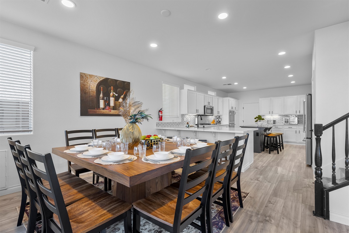 A true 12-person dining table.  Plus, 2 kitchen counter seating areas for your entire group to dine together. It's Showtime!