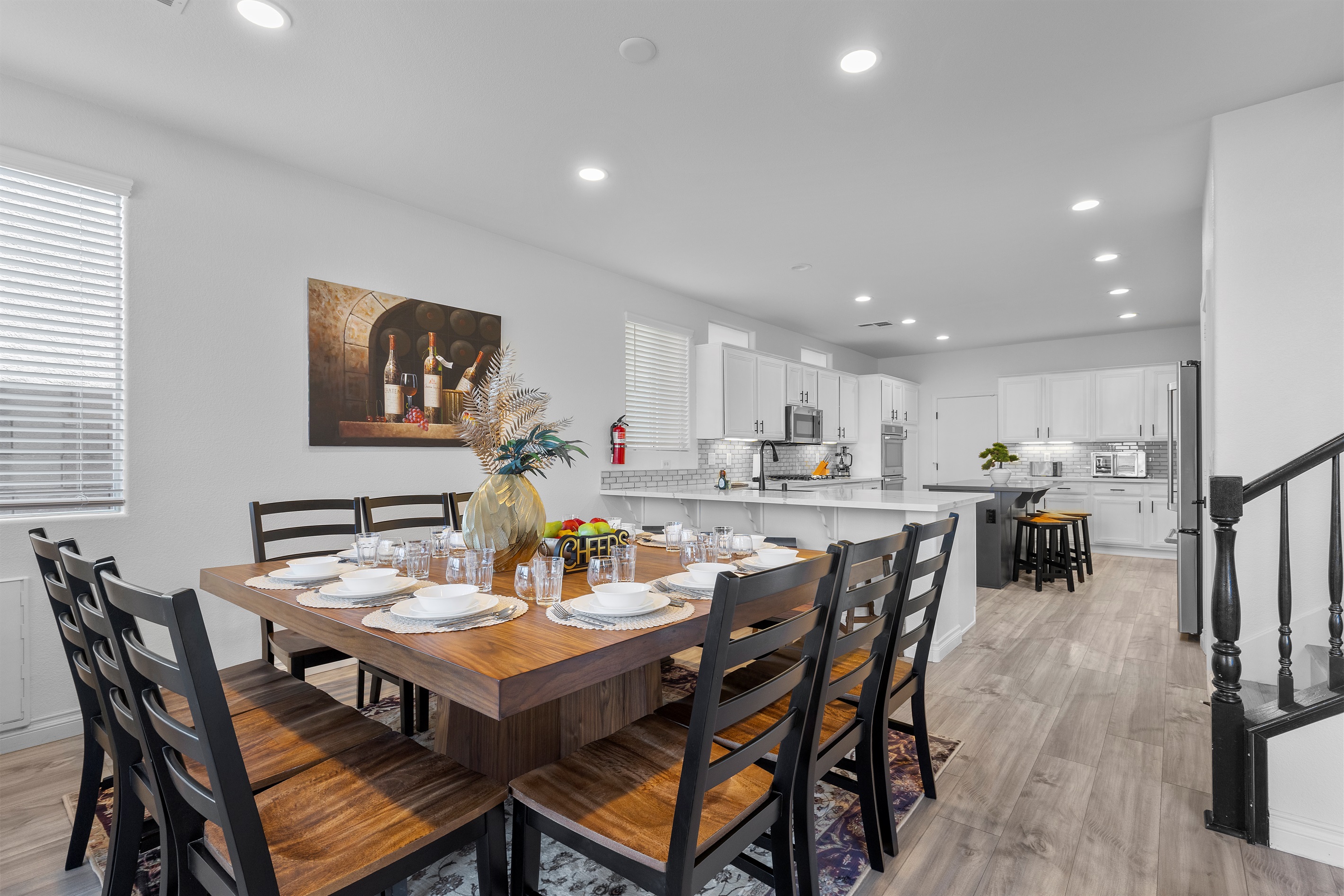 A true 12-person dining table.  Plus, 2 kitchen counter seating areas for your entire group to dine together. It's Showtime!