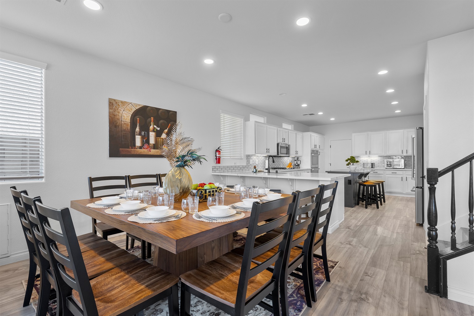 A true 12-person dining table.  Plus, 2 kitchen counter seating areas for your entire group to dine together. It's Showtime!