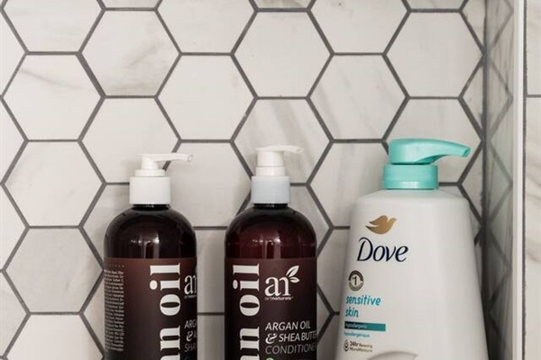 Argan oil shampoo and conditioner, bodywash and lotion provided.