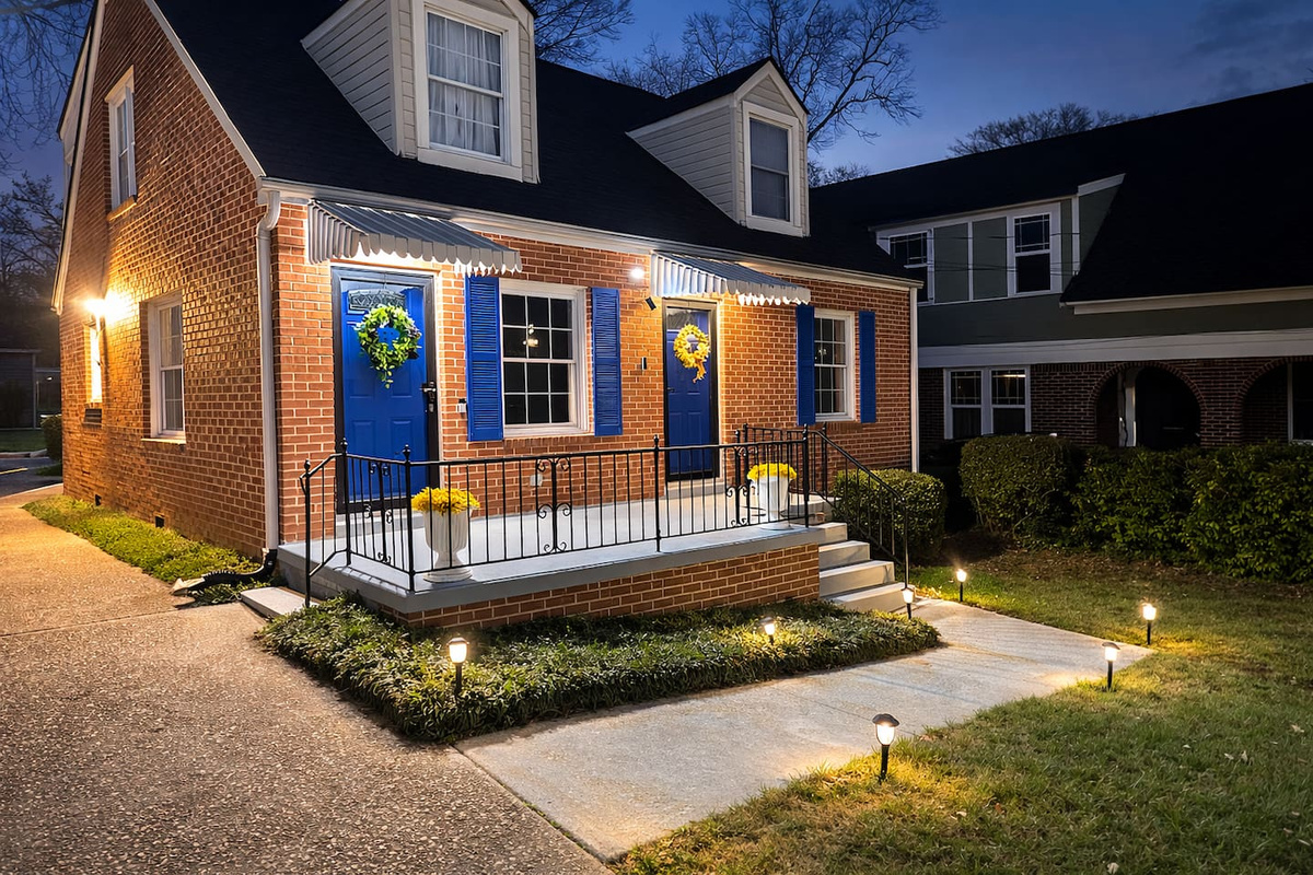 This unit is the left door unit located in a duplex, with total privacy and ample parking! 