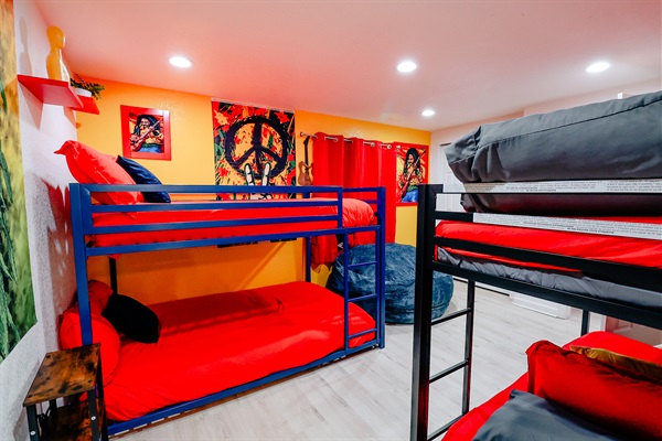 Set the Scene for Gatherings! 🌟🏡 Elevate your hosting vibe with two bunk beds, ensuring cozy accommodations for up to four guests. 🛌🛌👬👫