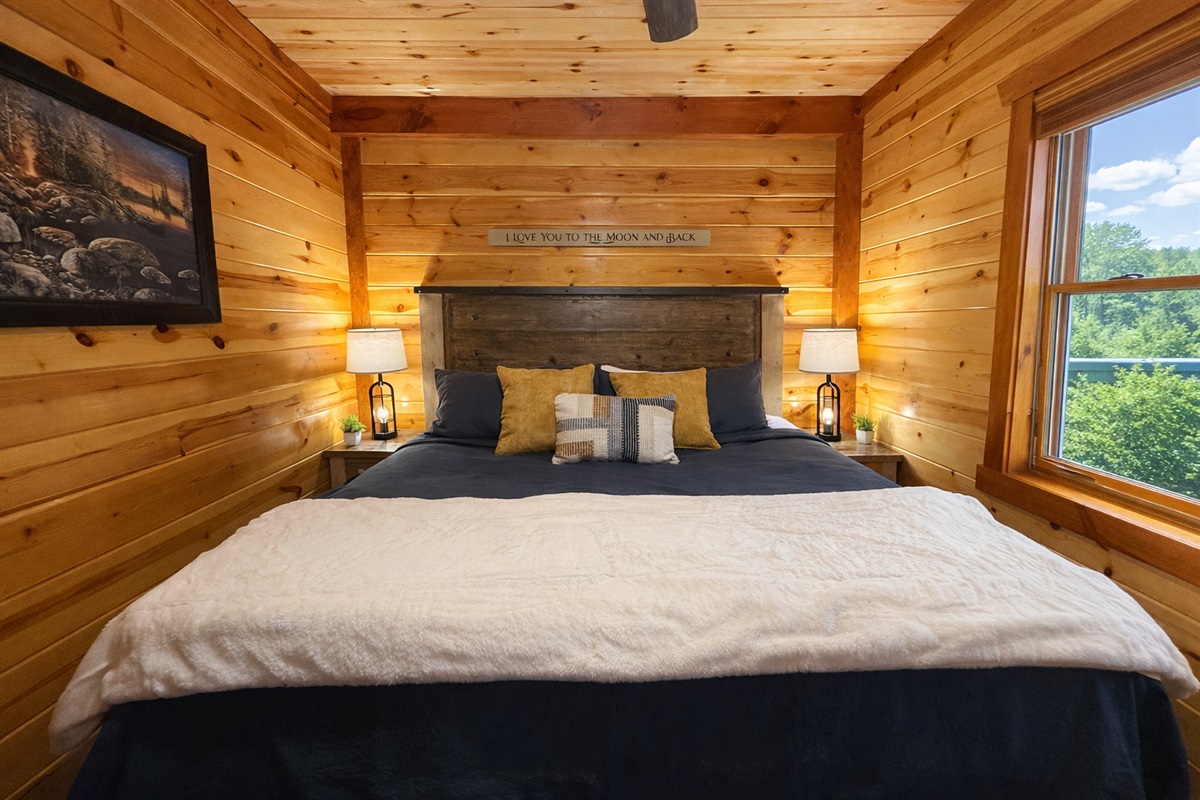 After a day of fun on the town, retreat to the third king bedroom—featuring luxury cotton sheets, cozy bedding, and a mattress made for sweet dreams.