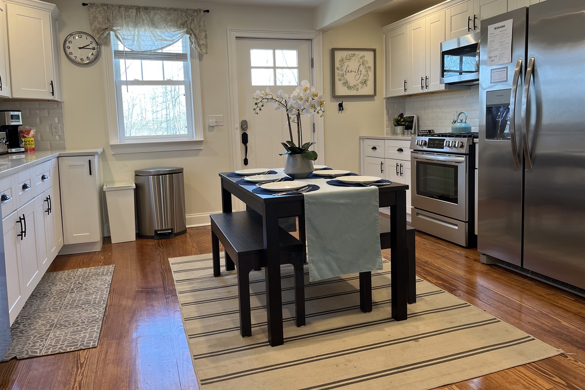 1st Guest House: Eat in Kitchen