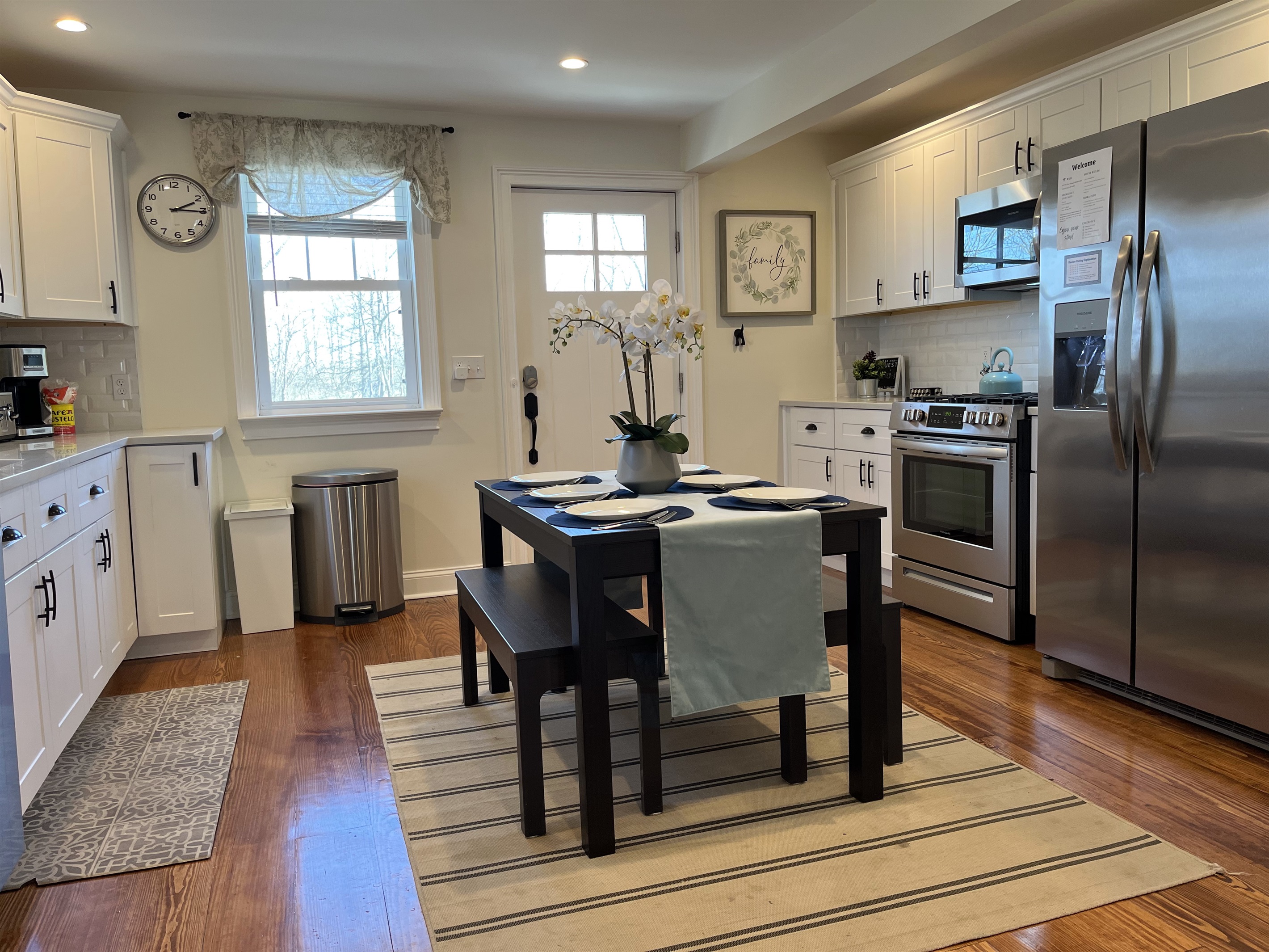 1st Guest House: Eat in Kitchen