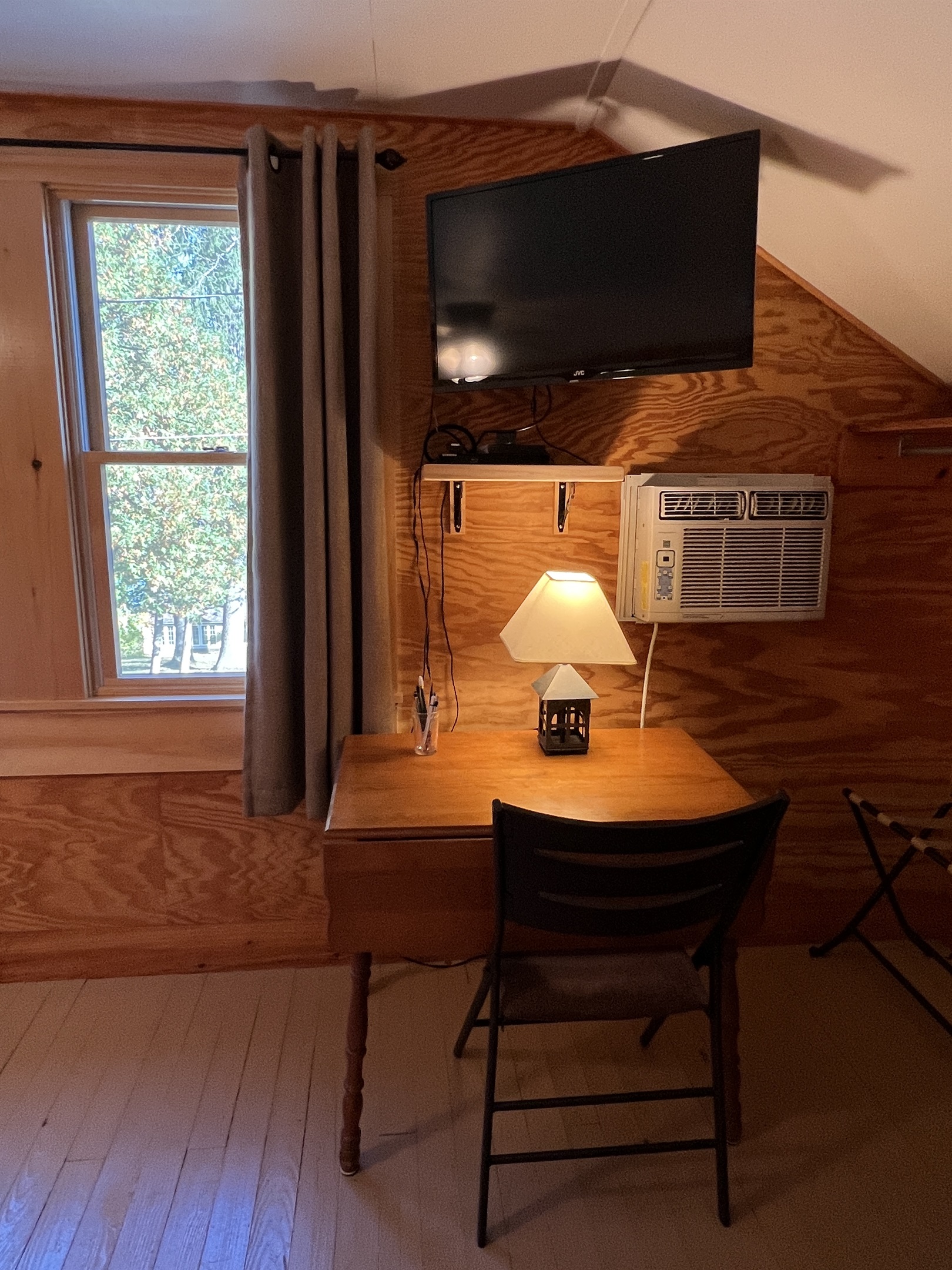 Primary queen bedroom w/desk area.